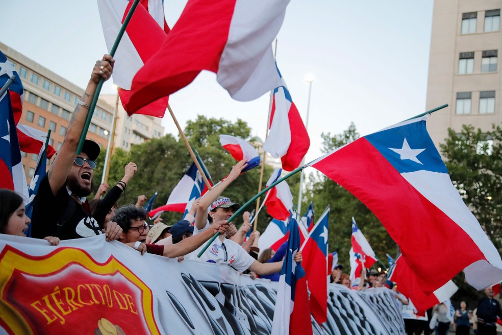 Apoiadores do 'Contra' comemoram rejeição do texto final da Carta Magna — Foto: Javier Torres/AFP