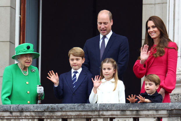 Elizabeth II aparece na sacada com os bisnetos George, Charlotte e Louis, e os pais das crianças reais, William e Kate Middleton, durante a celebração do jubileu de platina, no dia 5 de junho de 2022