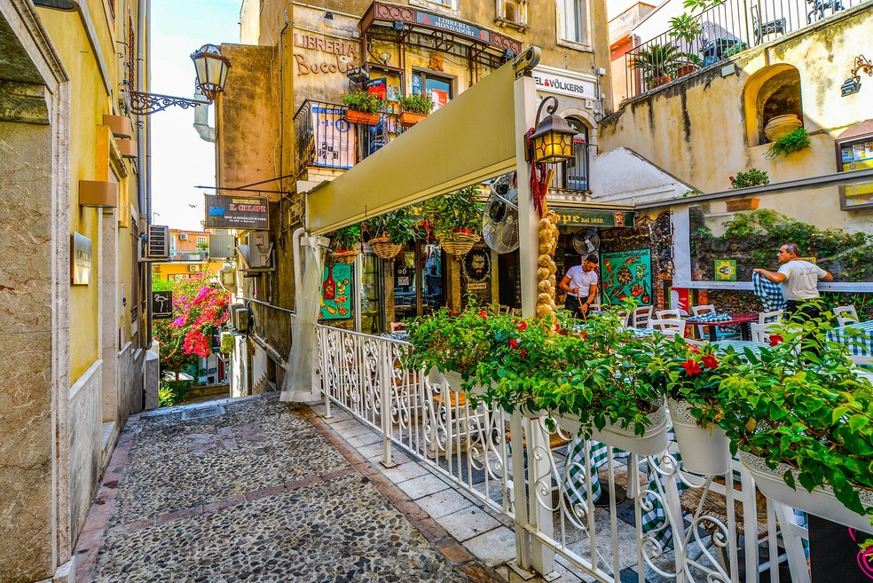 Rua no centrinho de Taormina, na Sicília, cidade onde foram gravadas muitas cenas da segunda temporada da série 'The White Lotus' — Foto: Reprodução / Pixabay