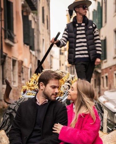 O casal fez um passeio de barco em Veneza — Foto: Reprodução