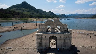 Igreja do século XVI estava submersa, mas ficou exposta devido à seca. — Foto: RAUL VERA / AFP