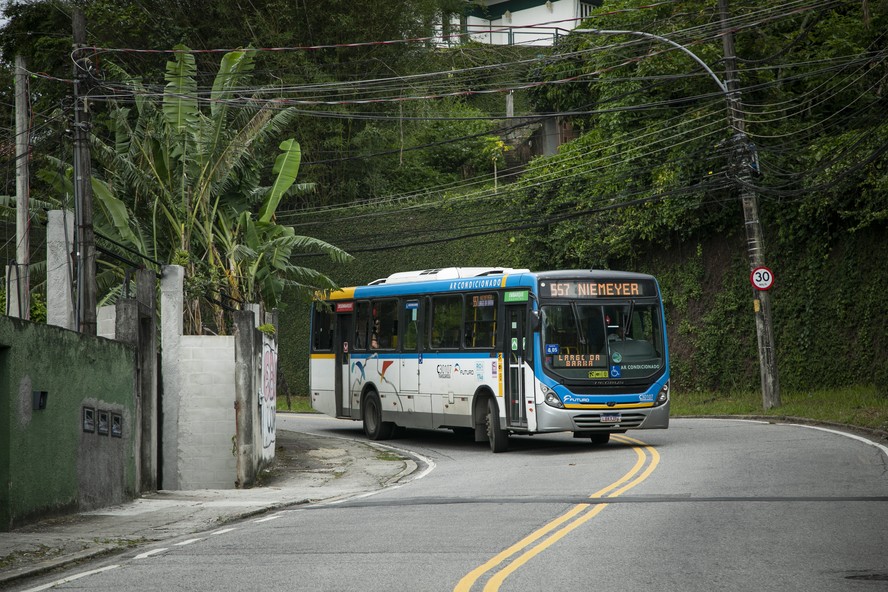 Veículo da linha 557 invade a faixa oposta ao fazer uma curva na Estrada do Joá