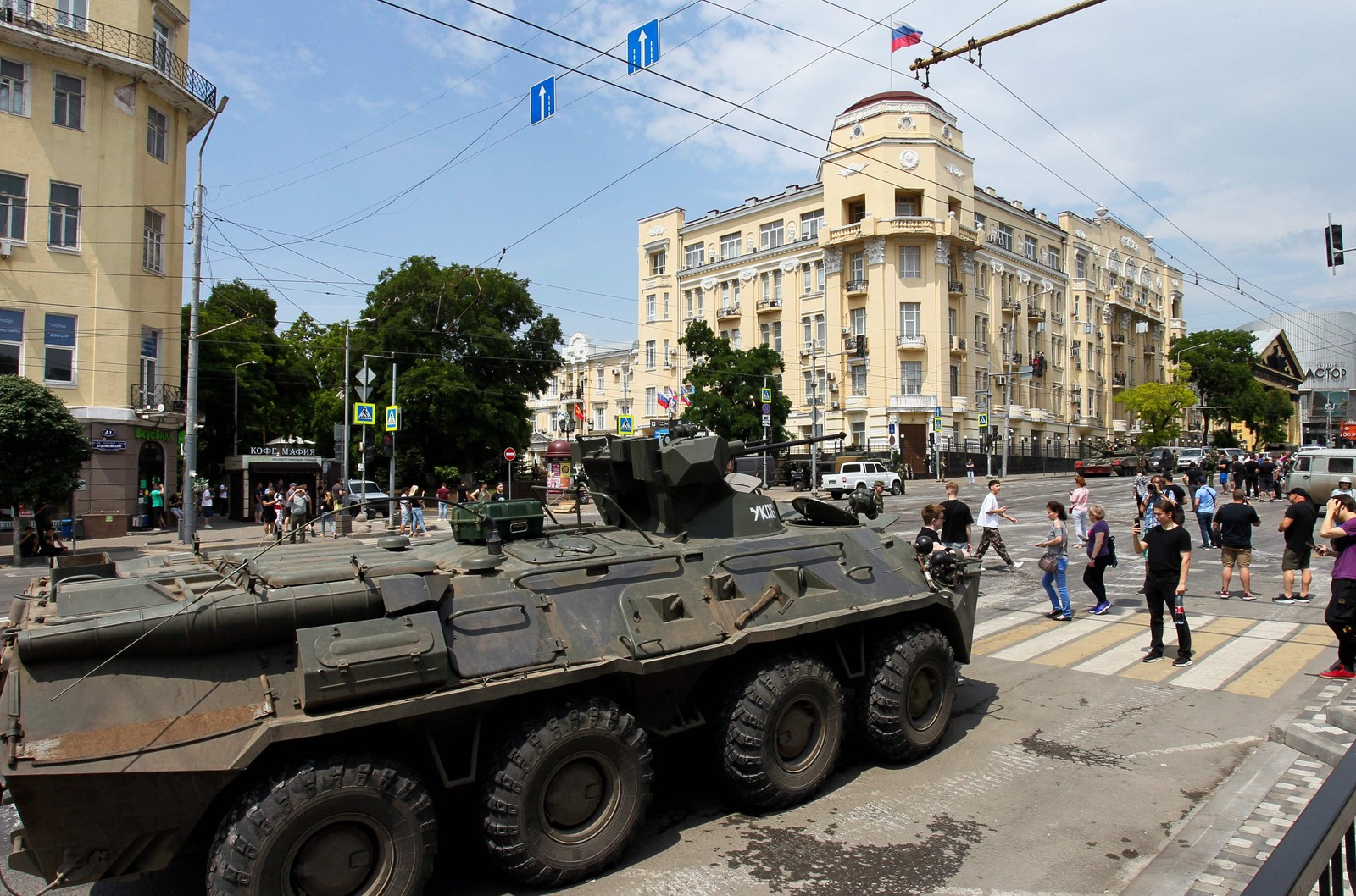 Tanques de paramilitares passam por ruas da cidade de Rostov, no Sul da Rússia — Foto: STRINGER / AFP