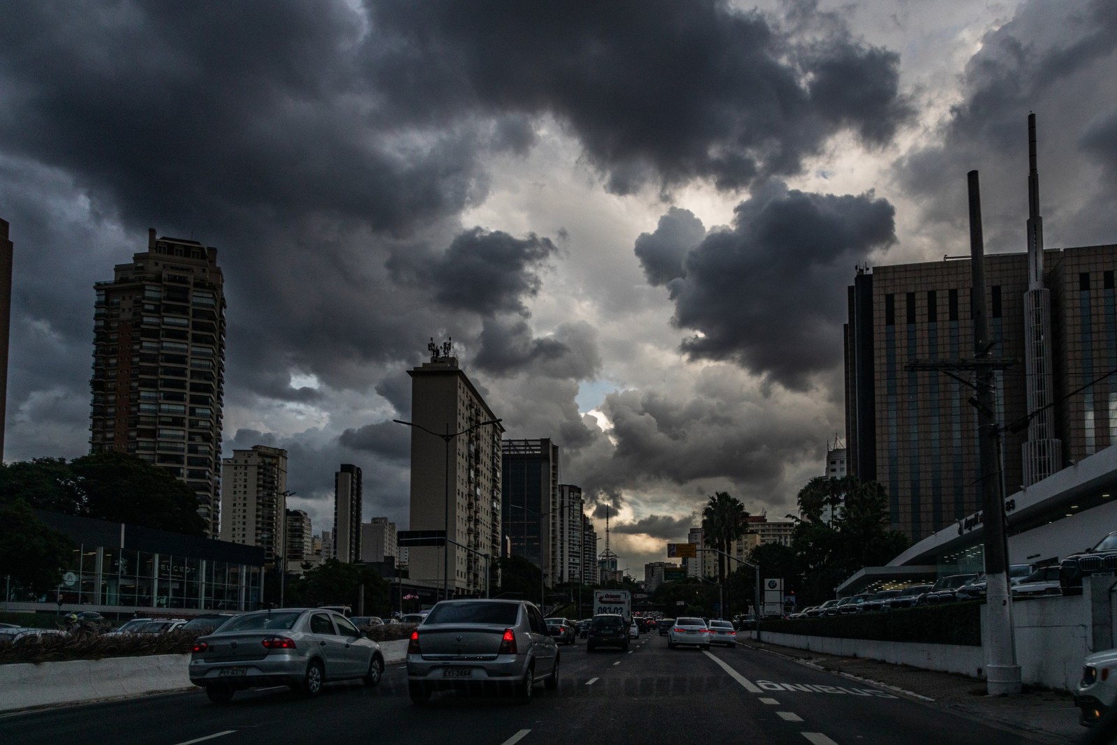 São Paulo vai começar a próxima semana com muitas nuvens e possibilidade de pancadas de chuva e trovoadas isoladas. — Foto: Edilson Dantas