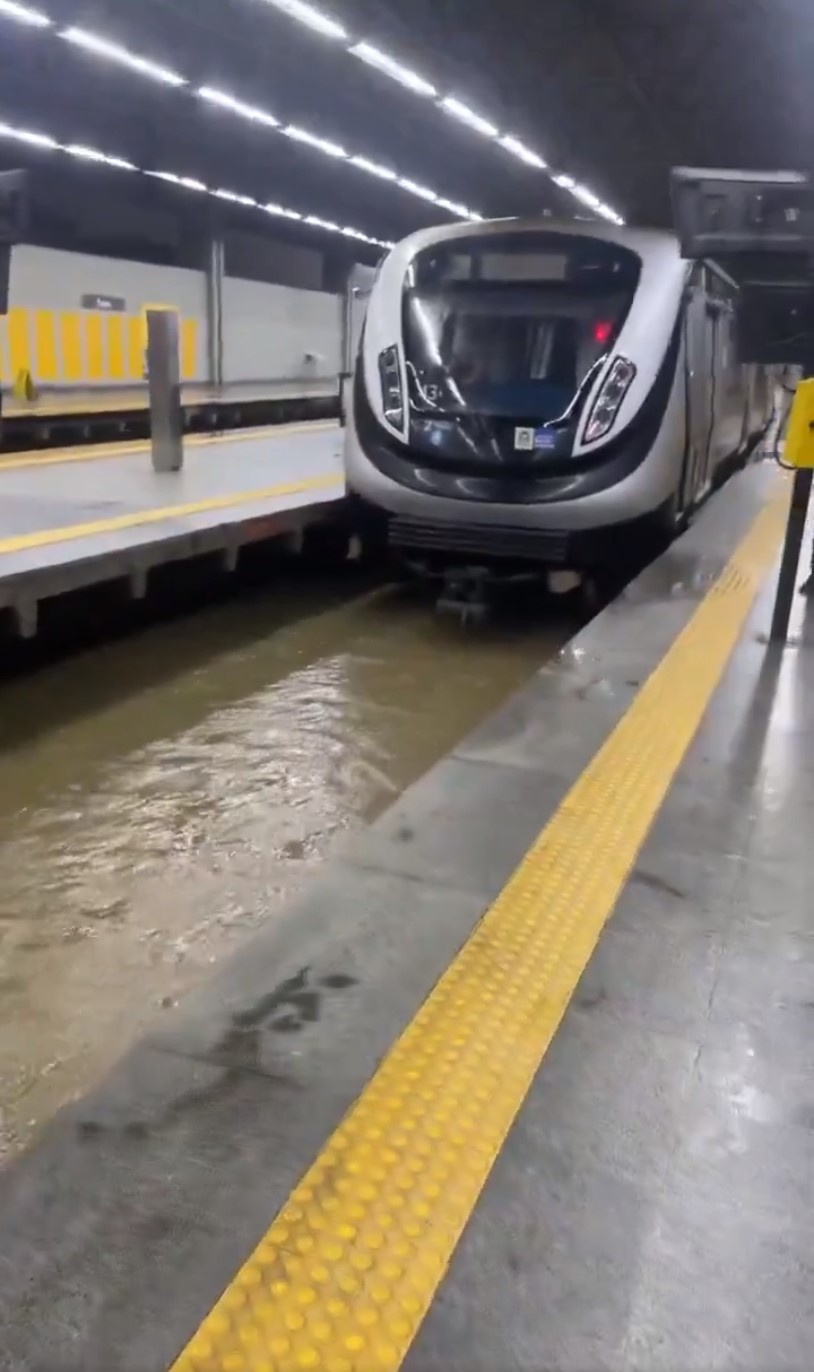Transbordamento do Rio Acari causou interdição parcial da Linha 2 do metrô — Foto: Reprodução/Internet