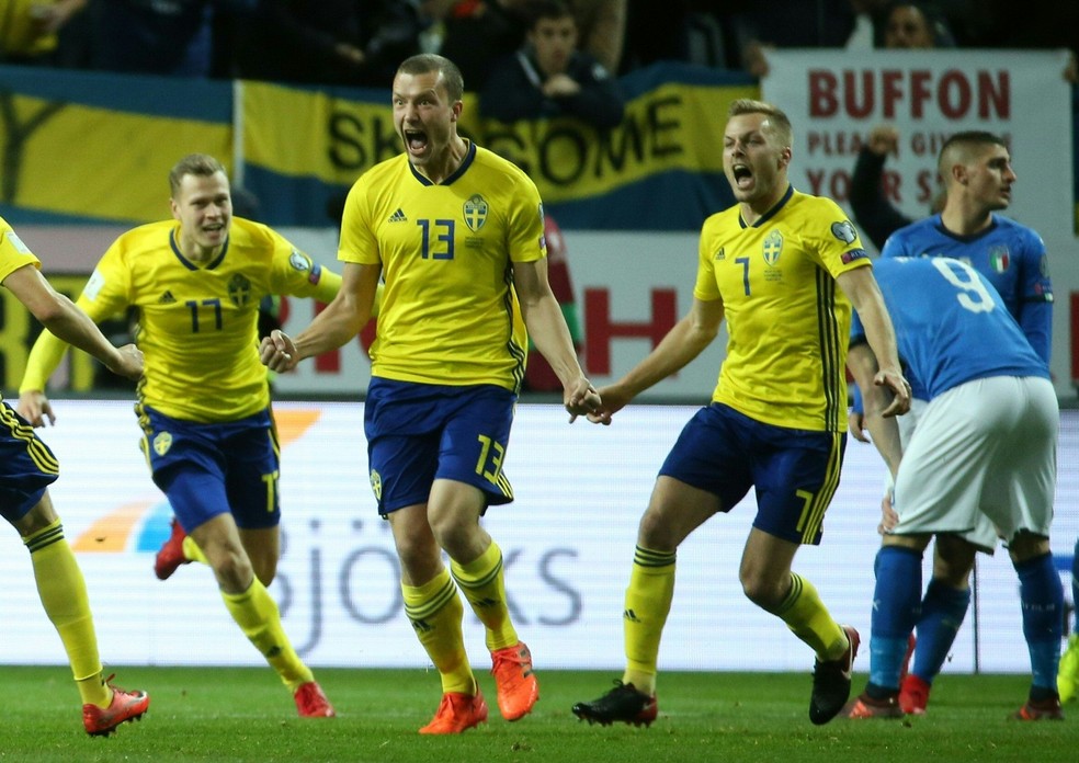 Jogadores da Suécia comemoram o gol marcado sobre a Itália — Foto: Soren Andersson/AFP