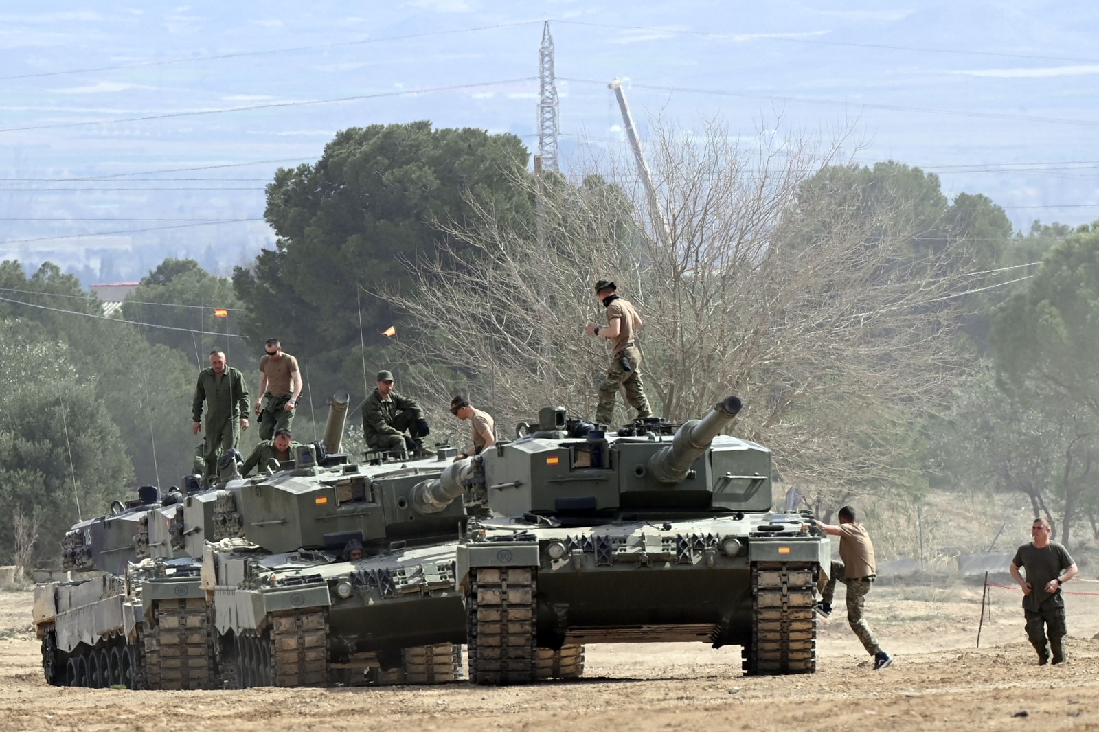 Ao todo, 55 soldados ucranianos participaram do treinamento  — Foto: OSCAR DEL POZO / AFP)