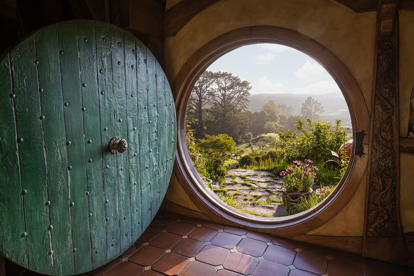 Vista de um dos 'buracos de Hobbit' em Hobbiton, na Nova Zelândia: set de filmagens de 'Senhor dos anéis' e 'O Hobbit' receberá hóspedes pelo Airbnb — Foto: Divulgação / Larnie Nicolson