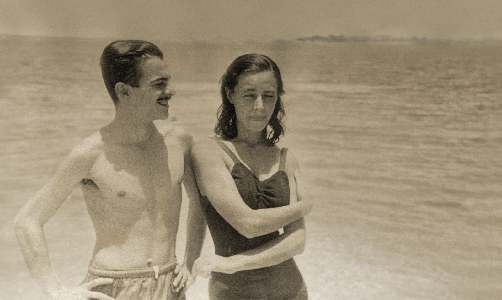 Darcy e a esposa, Berta, em Copacabana, 1947. — Foto: Divulgação