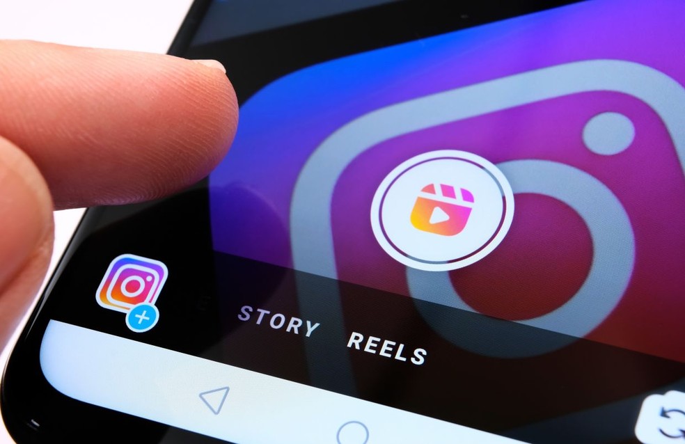 Na foto, homem clica em ferramenta 'Reels' do Instagram. Novo recurso do Facebook visa criar concorrência com o TikTok — Foto: Relaxnews/AFP