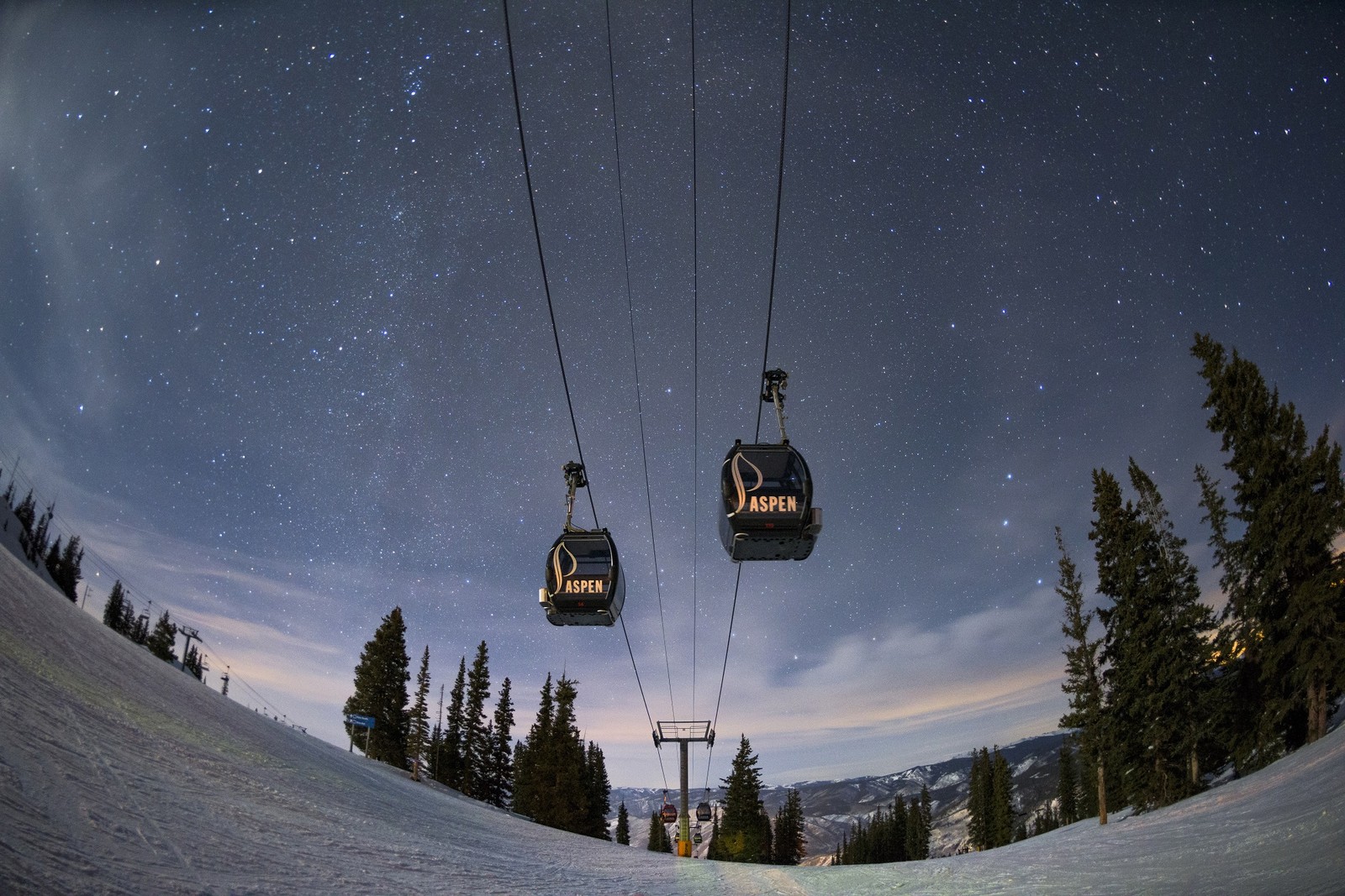 A Silver Queen Gondola sobre pista de esqui em Aspen: temporada de neve vai até 21 de abrilDivulgação