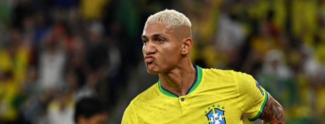 Richarlison desencanta com golaço, com direito a embaixadinha de cabeça, finta e tabelinha — Foto: PABLO PORCIUNCULA/AFP