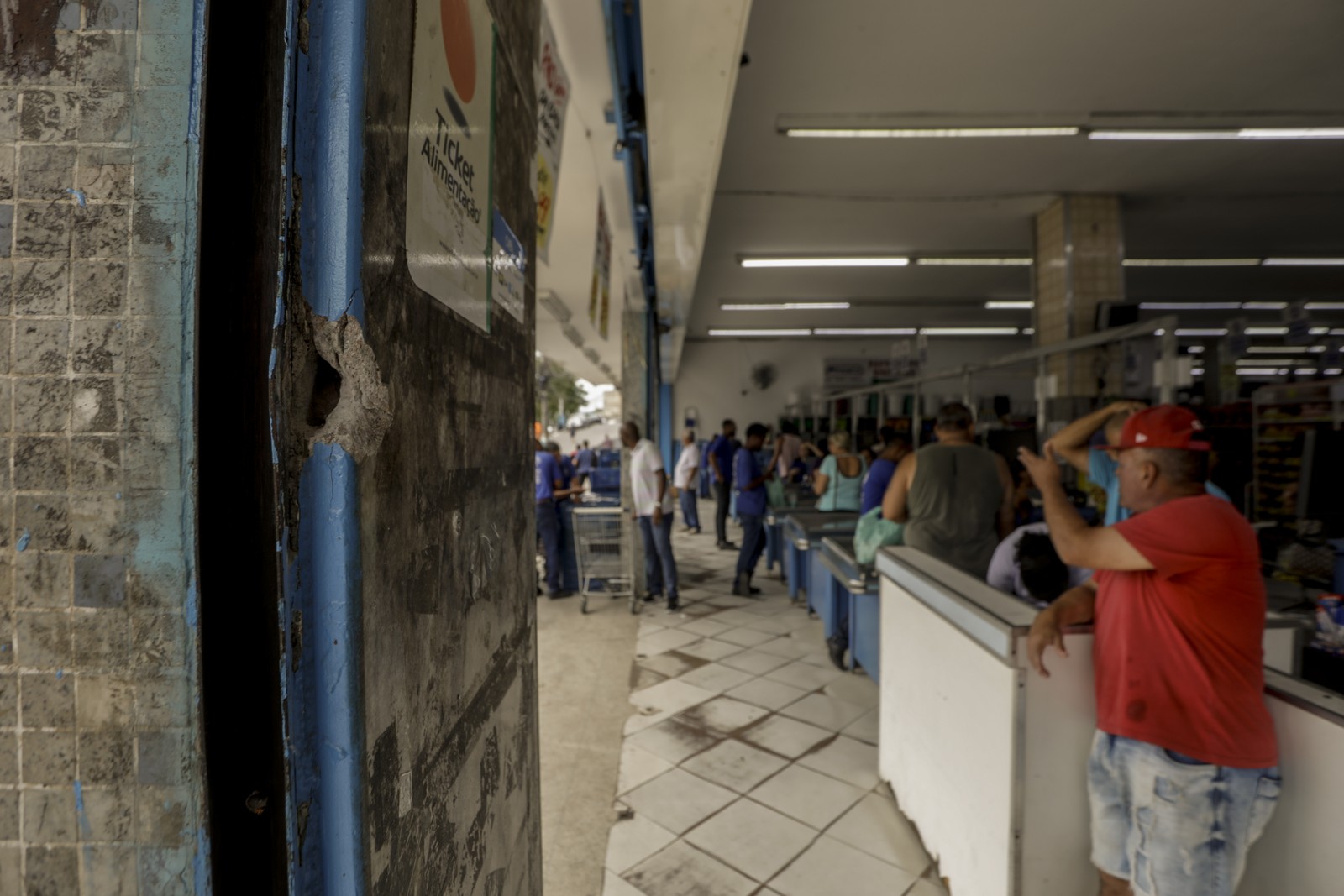 Marcas de tiro podem ser vistas em diferentes lugares: carros, estabelecimentos, paredes e outros. — Foto: Gabriel de Paiva / Agência O Globo