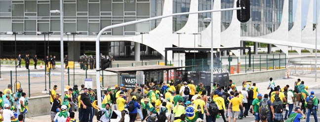 Bolsonaristas entraram em conflito com a polícia nos arredores do Palácio do Planalto — Foto: Evaristo Sá/AFP