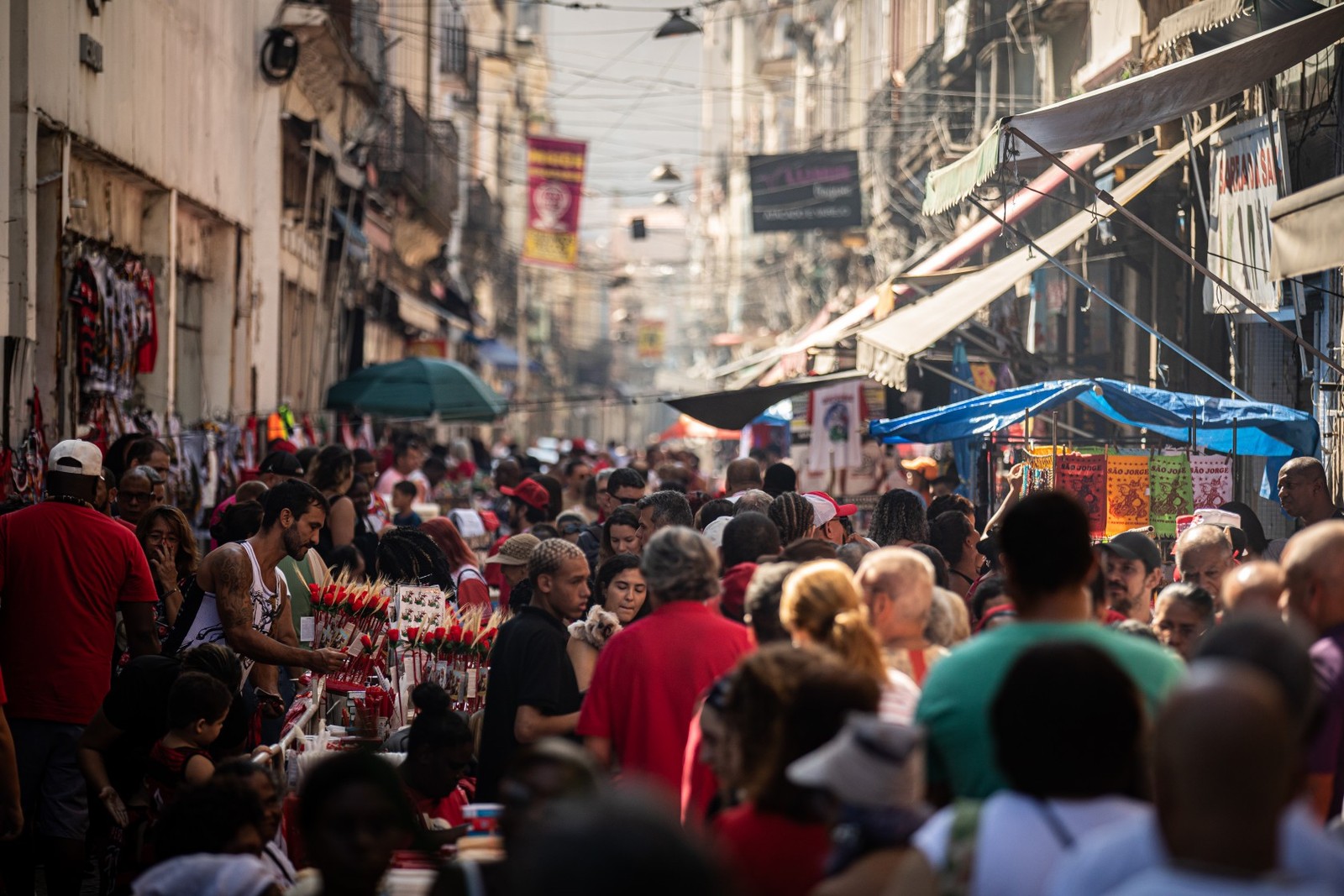 Centro da cidade é repleto de celebrações ao dia de São Jorge — Foto: Hermes de Paula/Agência O Globo