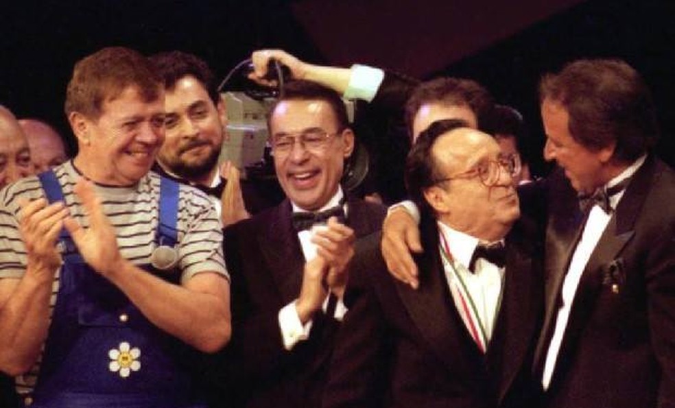 Roberto Bolaños e Carlos Villagrán (à esquerda), no especial da Televisa, em 2000 — Foto: Reprodução