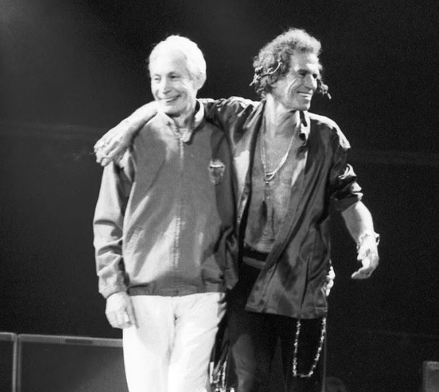 Charlie Watts e Keith Richards em imagem postada por Richards para celebrar o baterista nos 2 anos de sua morte