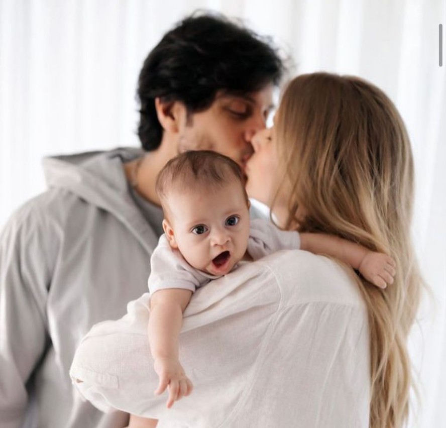 Gabriela Prioli com o marido e a filha