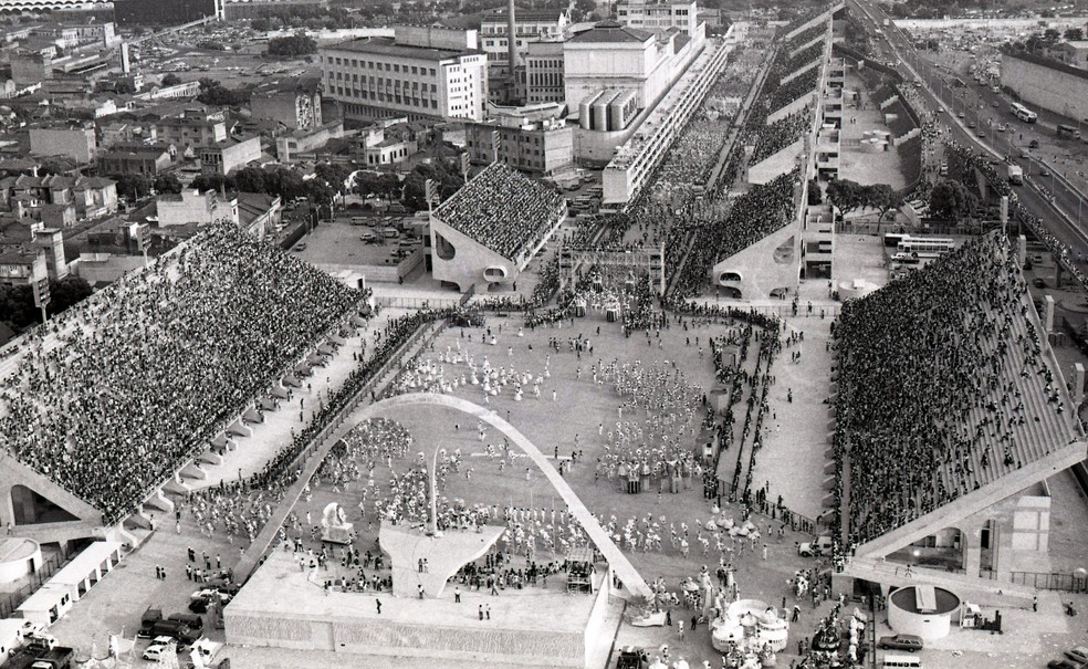 Sambódromo durante desfiles do Grupo 1A (atual Grupo Especial) de domingo, em sua estreia, em 1984 — Foto: Erno Schneider / Agência O Globo / 05-03-1984