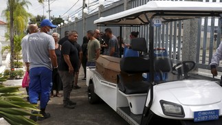 Enterro de Paulo Roberto Braga, de 68 anos, no Cemitério de Campo Grande — Foto: Fabiano Rocha/Agência O Globo