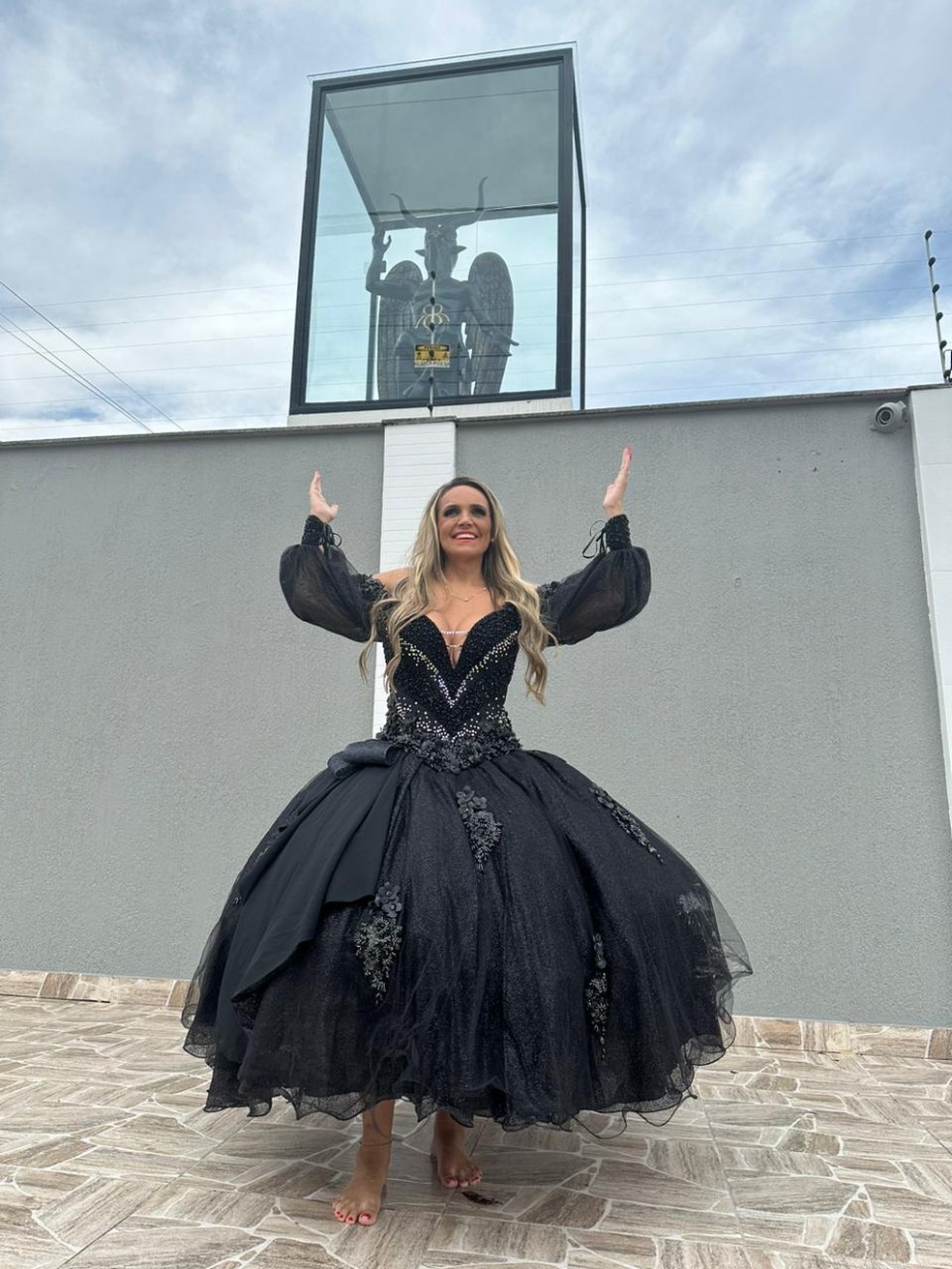 Michelly da Cigana em frente à estátua de Belzebu, o Maioral — Foto: Arquivo pessoal