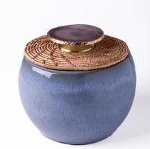 Cachepot azul de ágata e palha (R$ 1.213) na Laviz Home (laviz.com.br) — Foto: Divulgação