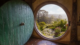 Vista de um dos 'buracos de Hobbit' em Hobbiton, na Nova Zelândia: set de filmagens de 'Senhor dos anéis' e 'O Hobbit' receberá hóspedes pelo Airbnb — Foto: Divulgação / Larnie Nicolson