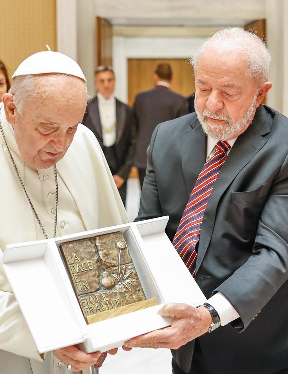 Papa Francisco presenteia o presidente Luiz Inácio Lula da Silva com gravura de bronze — Foto: Ricardo Stuckert