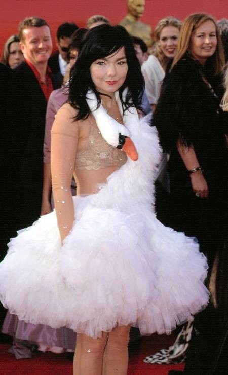 O vestido de cisne usado pela cantora Björk do estilista inglês Marjan Pejovski fez com que a islandesa roubasse a cena na premiação de 2001