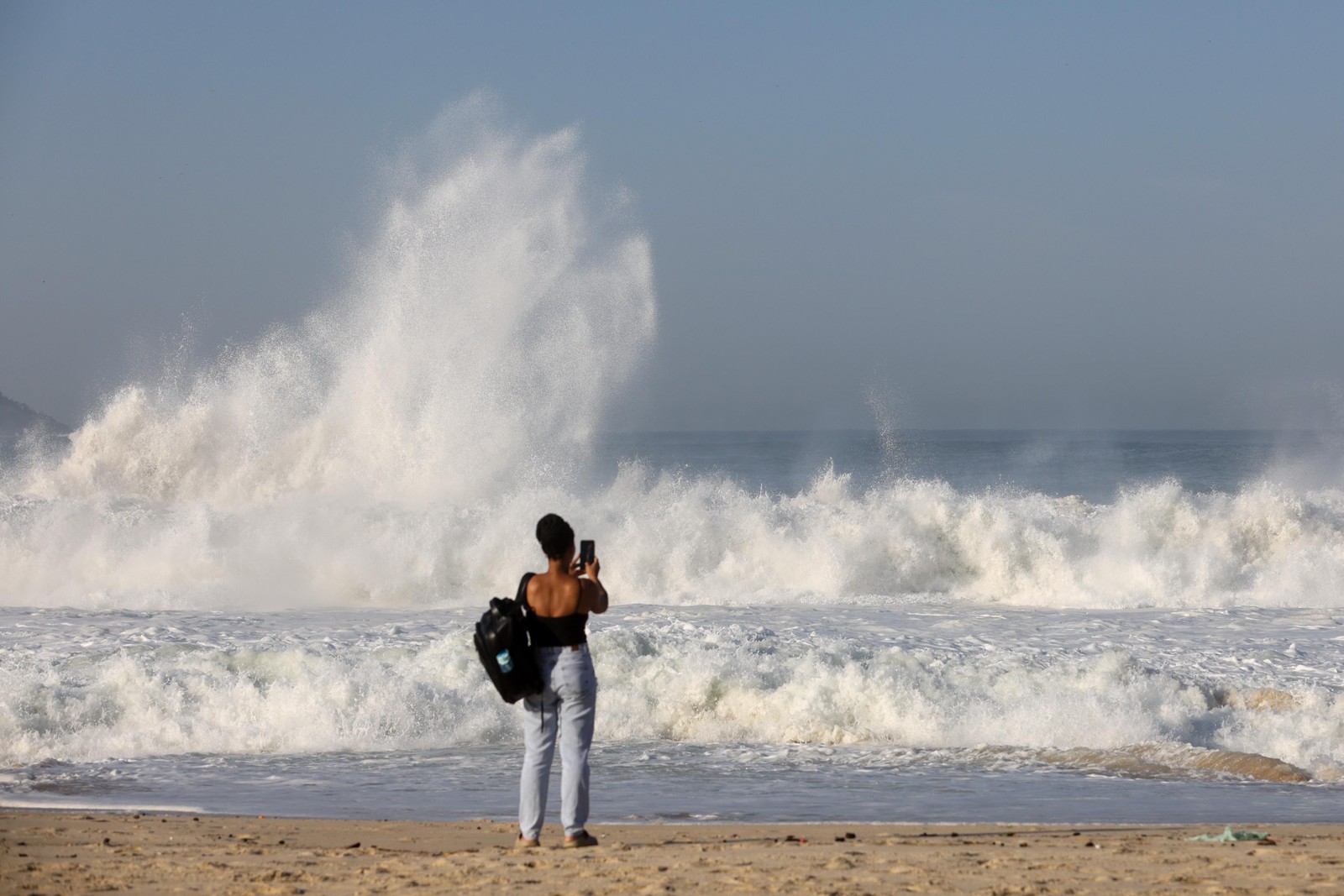 Ressaca na praia do Leblon — Foto: Márcia Foletto / Agência O Globo