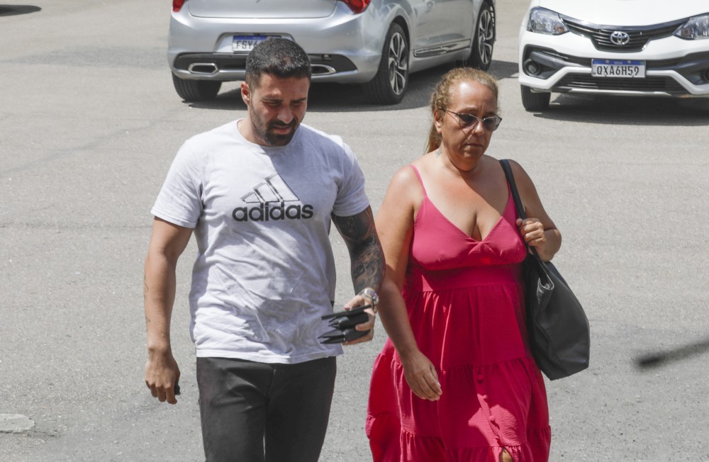 Parentes do advogado assassinado Rodrigo Crespo chegam para reconhecimento do corpo. — Foto: Gabriel de Paiva/ Agência O Globo