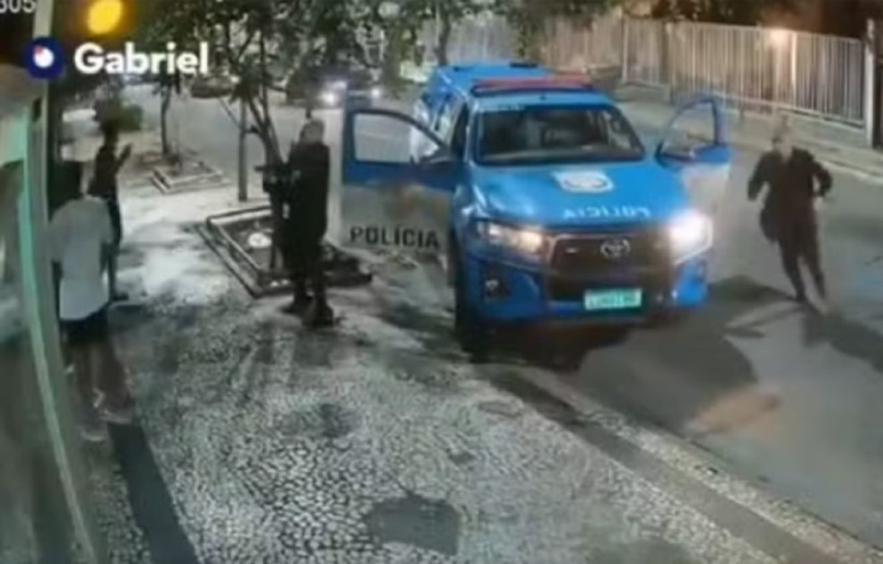 Abordagem da PM a adolescente em Ipanema foi gravada por câmeras de segurança — Foto: Reprodução
