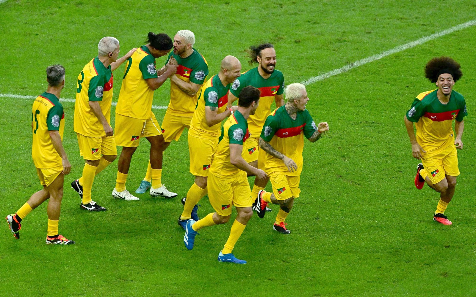 Partida de futebol benificente em prol das vítimas da catástrofe climática no Rio Grande do Sul, com a presença de Ronaldinho Gaúcho, Adriano, Cafu, Ludmilla e outros — Foto: Pablo PORCIUNCULA / AFP