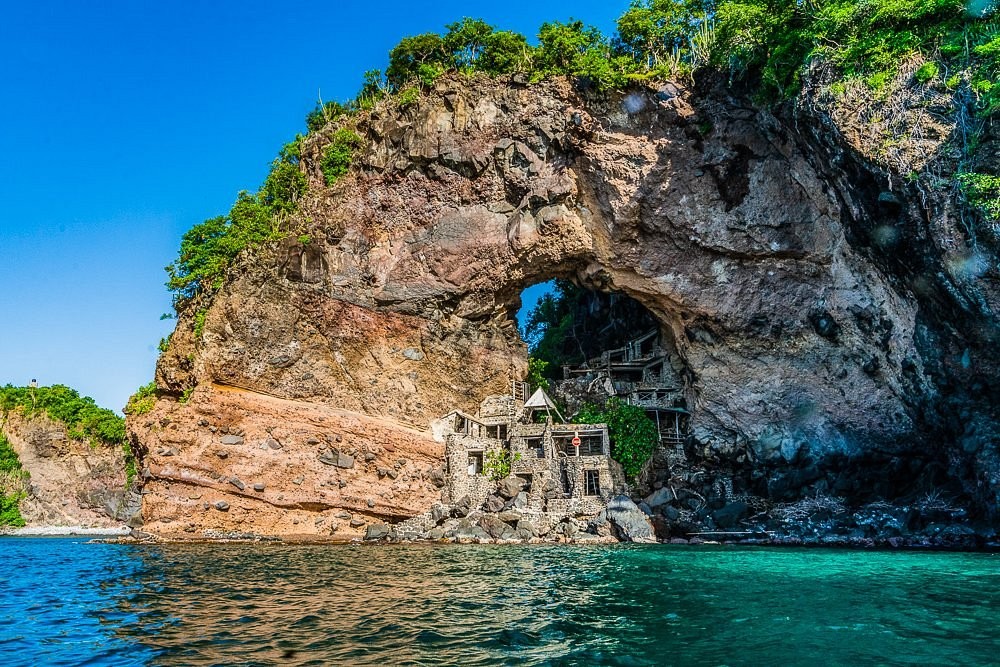 O ecoresort Moonhole, em Bequia — Foto: TripAdvidor/Reprodução