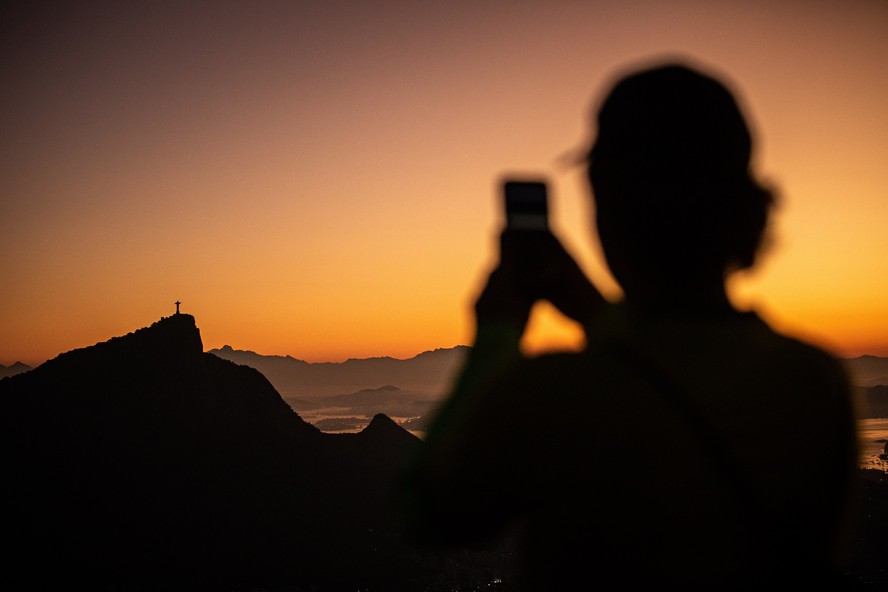 Amanhecer na trilha do Morro Dois Irmãos, com vista para o Cristo Redentor