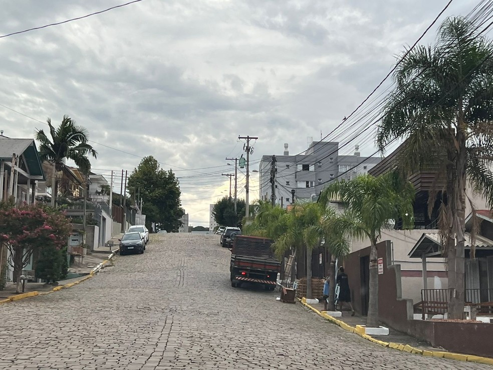 Uma semana depois da operação da polícia, cabeceiras e estrados de camas empilhados na calçada em frente ao imóvel onde estavam os trabalhadores — Foto: Fernanda Canofre