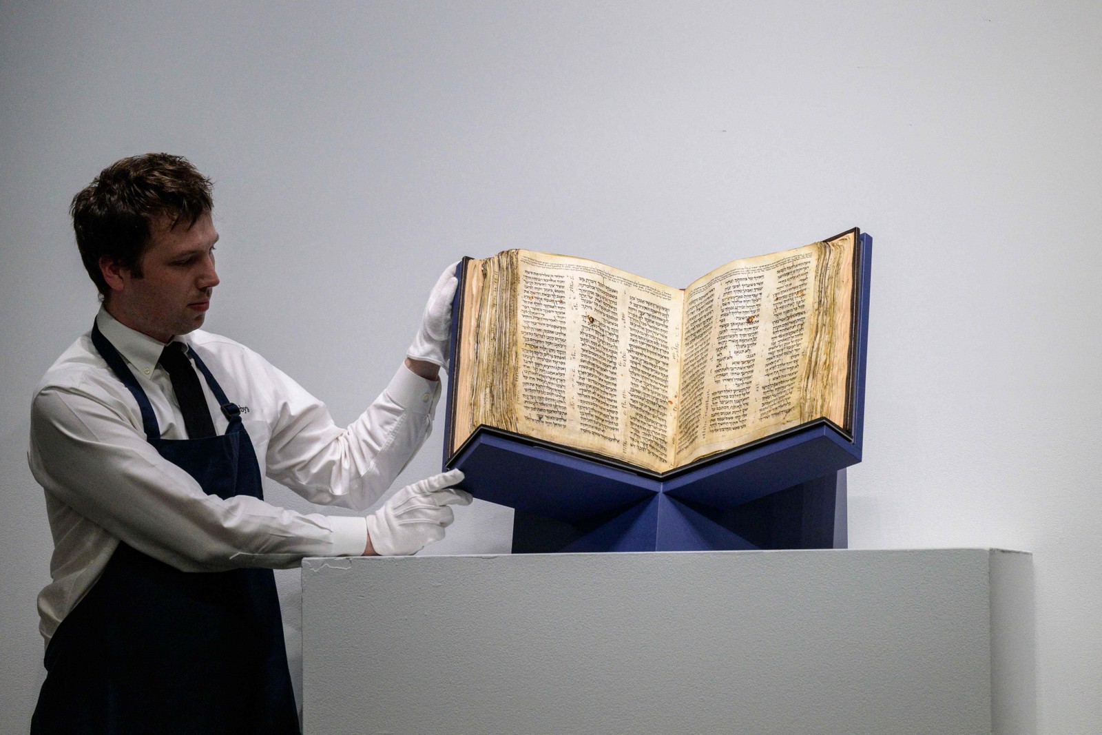 O Codex Sassoon é leiloado na Sotheby's, em Nova York, em 17 de maio de 2023 — Foto: ANGELA WEISS / AFP