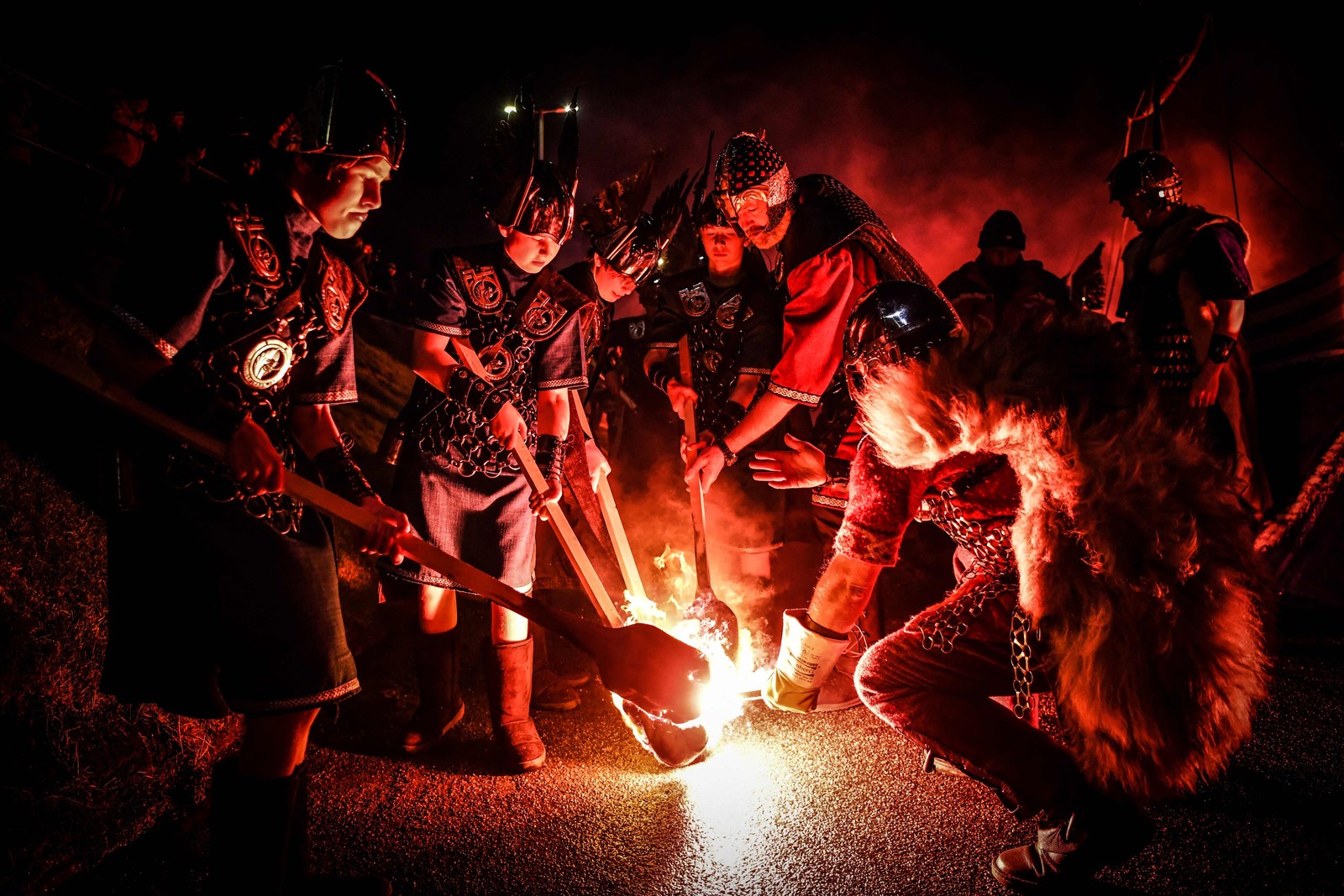 Comitê encarregado do festival "Up Helly Aa" anunciou ano passado que suspenderia proibição de mulheres participarem da procissão — Foto: Andy Buchanan / AFP