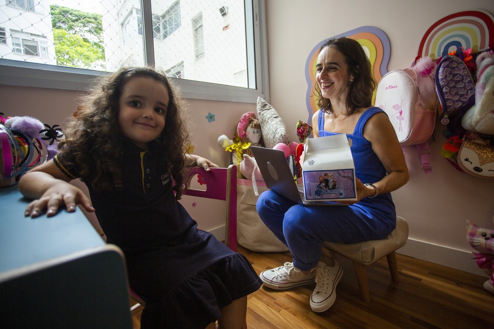 O expediente de tarefas do lar da economista Luciana Ferreira aumentou para quatro horas diárias depois que a filha, Helena, de 4 anos, nasceu. O do marido também dobrou, mas passou de uma para duas horas. — Foto: Maria Isabel de Oliveira 