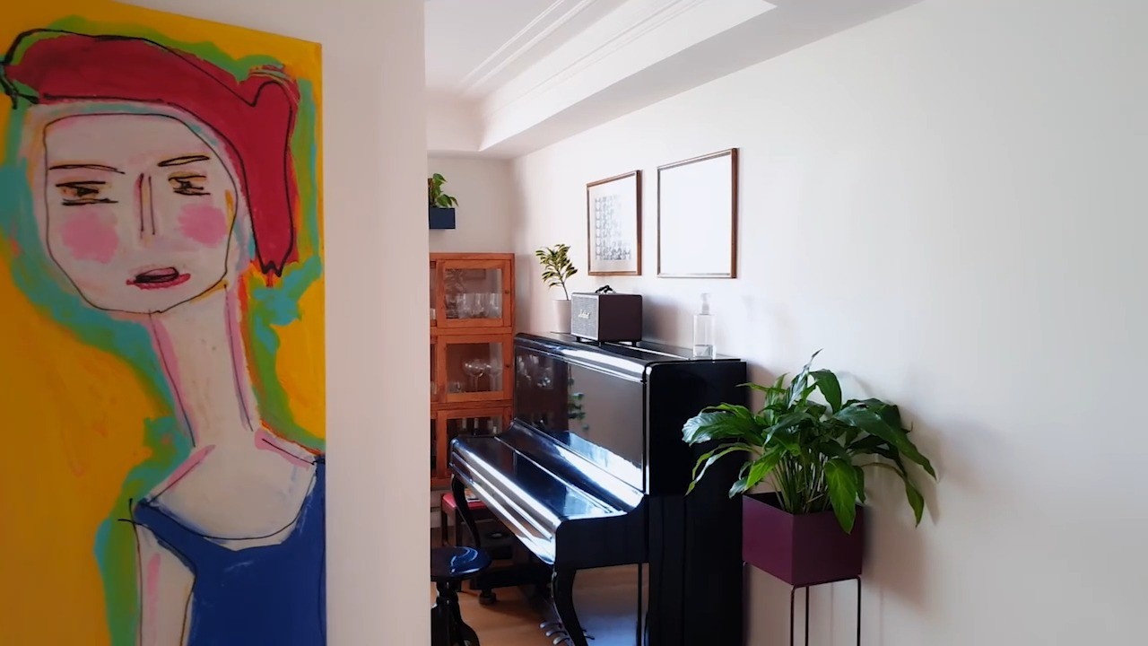 O piano na sala com dois quatros acima deles, feitos pela jornalista, inspirados na obra do artista gráfico holandês Maurits Escher — Foto: Divulgação