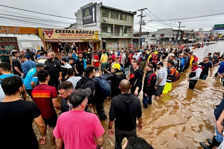 Equipes de resgate e voluntários ajudam vítimas de enchentes em Canoas, Rio Grande do Sul