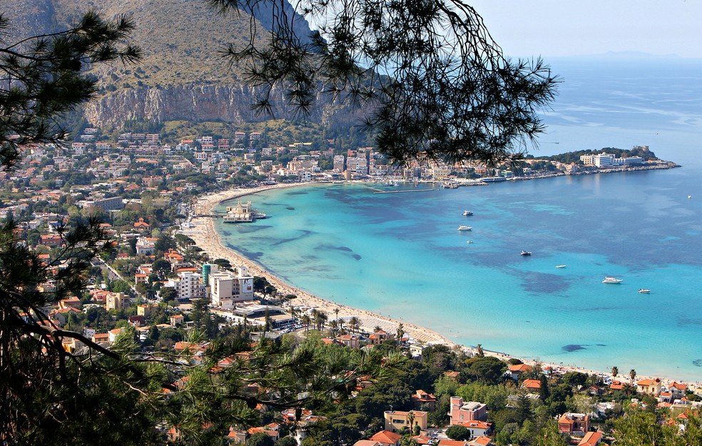 A praia de Mondello, na região de Palermo, capital da Sicília, sul da Itália — Foto: Reprodução / Wikimedia Commons