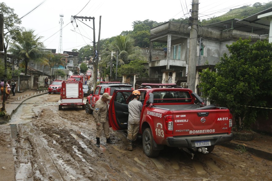 Equipes de resgate passaram o dia na comunidade de Engenho Pequeno, em São Gonçalo, após as chuvas de segunda-feira