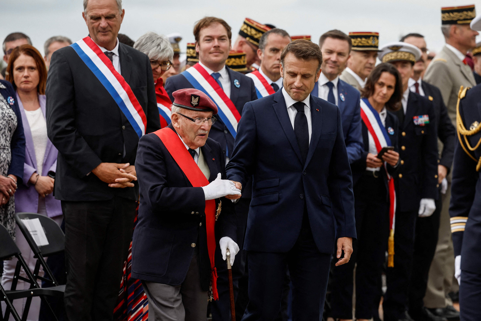 O presidente da França, Emmanuel Macron (direita) e Achille Muller, de 98 anos, último sobrevivente das Forças Francesas Livres, durante uma cerimônia em homenagem aos paraquedistas SAS e às Forças Francesas Livres que morreram na Bretanha durante a Segunda Guerra Mundial. Evento é parte das comemorações do "Dia D" que marcam o 80º aniversário do desembarque dos Aliados na Segunda Guerra Mundial na Normandia. — Foto: Benoit Tessier / POOL / AFP