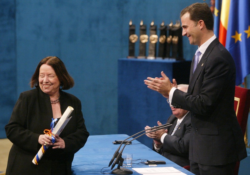 A escritora Nélida Piñon, em 2005, na Espanha, recebendo o prêmio Príncipe de Astúrias — Foto: AFP