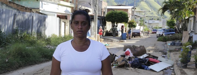 Viviane Lopes que viralizou reclamando num vídeo com água pelo pescoço com seus filhos em sua casa. — Foto: Domingos Peixoto