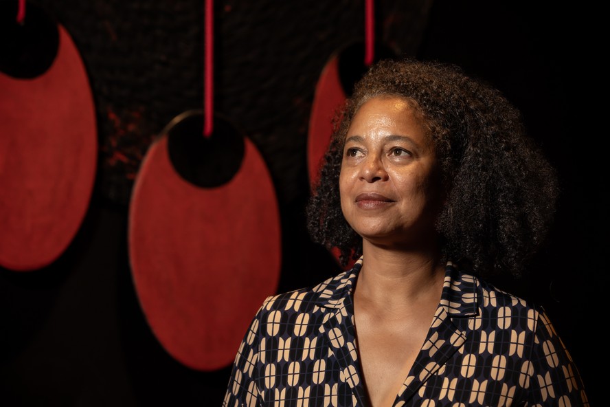 Anne Lafont na exposição 'Revenguê', no MAR: 'Tento fazer releituras dos acervos coloniais e ouvir as vozes das pessoas negras dentro deles'