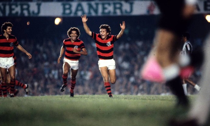 3º - FLAMENGO (1980) - Zico corre para a festa em partida contra o Atlético-MG.