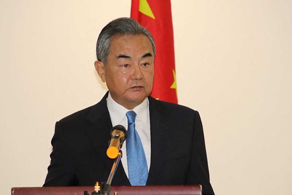 Wang Yi, chanceler chinês, durante entrevista coletiva em Honiara, nas Ilhas Salomão  — Foto: AFP