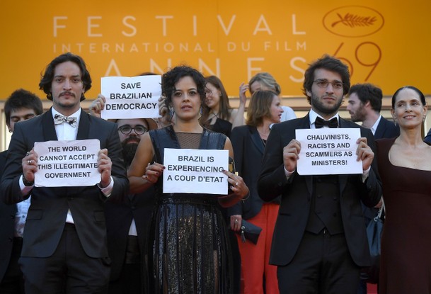 Maeve e elenco de 'Aquarius' protestando no Festival de Cannes